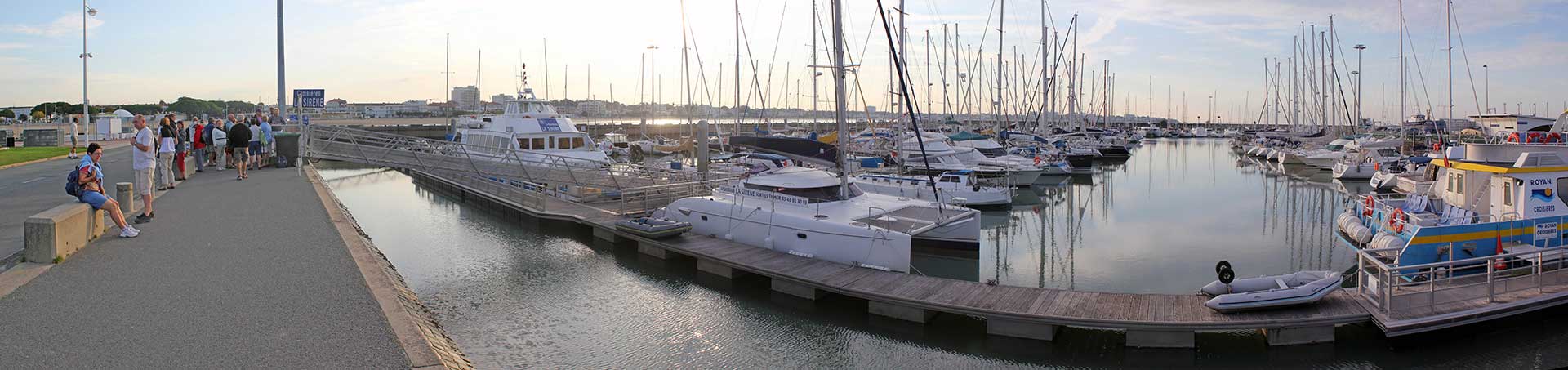 photo quai de monastir embarquement croisières la sirène au port de royan