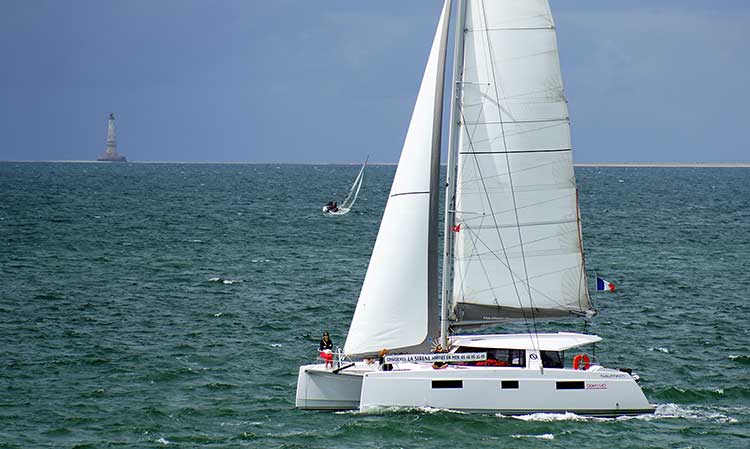 Catamaran à voile SABA Capacité en privatif de 12 passagers maxi