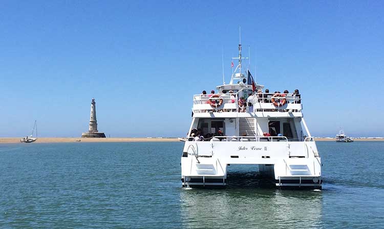 vedette de croisières Jules Verne III sur Royan Capacité en privatif de 100 passagers maxi